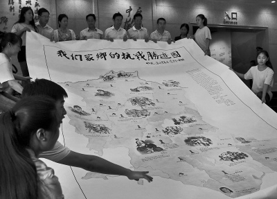 唐山两百大学生绘家乡抗战图捐赠给抗战纪念馆
